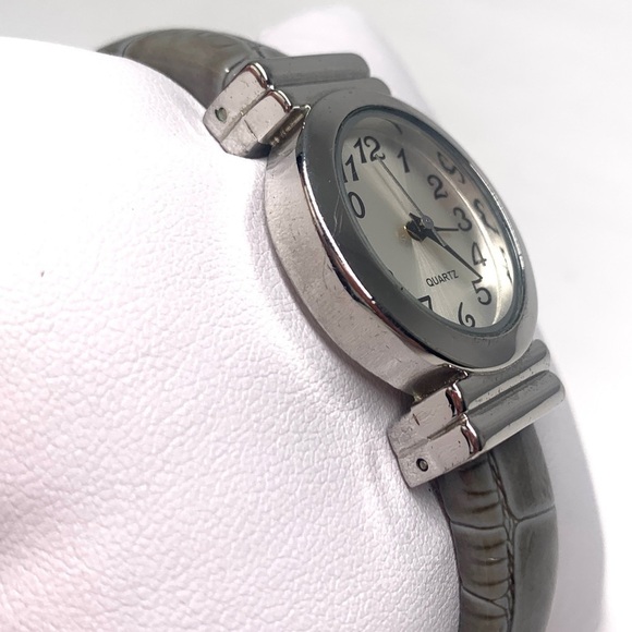 Women’s Analog Wristwatch Stainless Steel Bracelet Band Hinged Closure Quartz - Picture 3 of 10